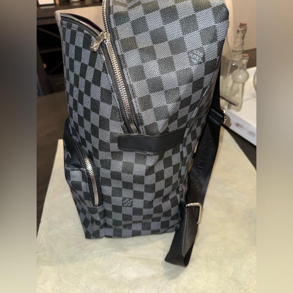 LV backpack - Picture 8 of 10